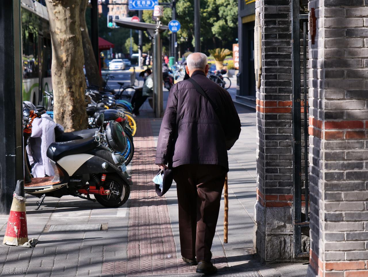 普惠型高龄津贴制度_高龄老人养老金倾斜调整_农村合作医疗老了可以领吗