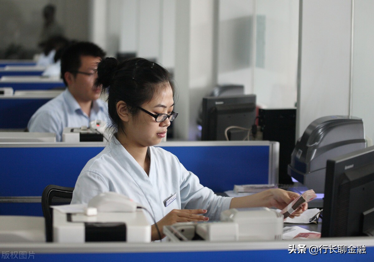 ATM跨行取现手续费要降，银行员工和网友为啥都炸锅了？