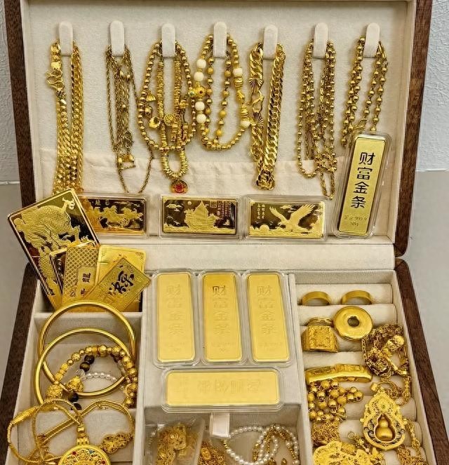 金价降了！二十几三十岁年轻人扎堆买金，划算在哪？