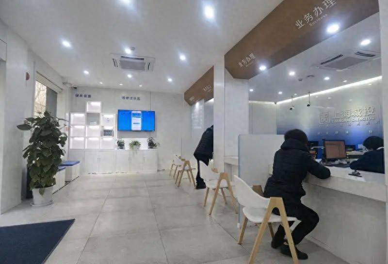 不擅用智能机？水电气线下缴费难题已在‘一站式’服务破解